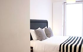 ALTIDO Modern 1-bed Apt with terrace, moments from São Bento Palace